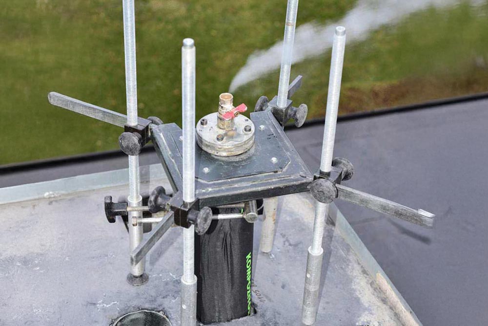 Fastsättningsanordning monterad på skorsten